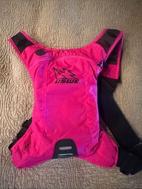 USWE Hot Pink Hydration Pack Airborne 2 NEW